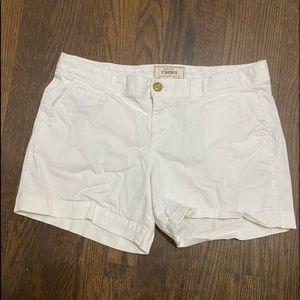 Womens white 5” Levi jean shorts